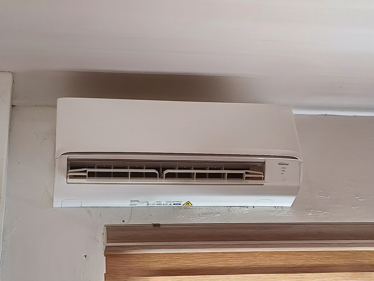 Beltéri split klíma egység lakásban, karbantartás előtt